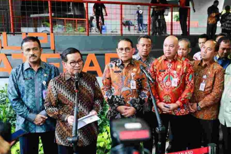 Gubernur DKI Jakarta, Pramono Anung, saat meninjau kolong jalan layang atau fly over Slipi di Tanah Abang, Jakarta Pusat, Kamis (14/8/2025) | Sumber Foto: Pemprov DKI