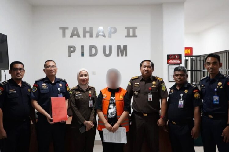 Tersangka saat diserahkan oleh PPNS Dirjen PSDKP KKP kepada Jaksa Penuntut Umum (JPU) Kejaksaan Tinggi (Kejati) Kalimantan Barat (Kalbar), Selasa (12/8/2025) | Sumber Foto: dok. PSDKP KKP