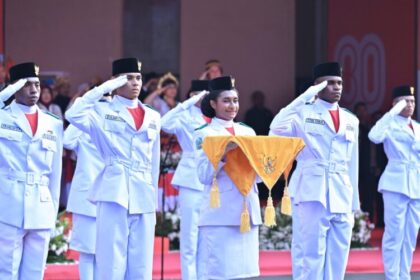 Salah satu anggota Paskibra asal Kabupaten Maybrat, Papua Barat Daya, Queensy Inggrid Safkaur, mendapat kehormatan sebagai pembawa baki bendera pusaka | Sumber Foto: Kemendikdasmen