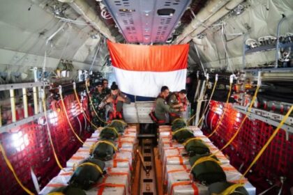 Melalui metode airdrop, bantuan dapat menjangkau wilayah-wilayah yang sulit ditembus melalui jalur darat | Sumber Foto: dok. Puspen TNI