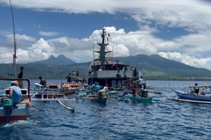 Guskamla Koarmada II menggelar aksi peduli nelayan di Perairan Lembeh, Bitung, Minggu (17/08/2025) | Sumber Foto: Dispen Koarmada II