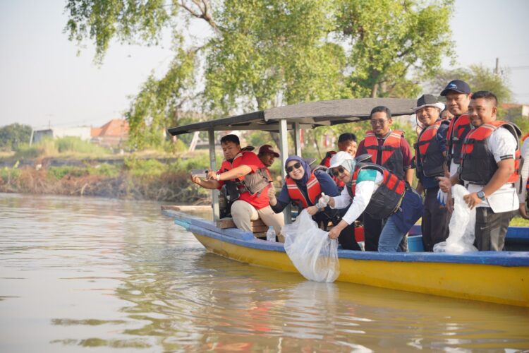 PT SIER bersama PJT I dan Tunas Hijau menebar 10 ribu ikan Grass Carp di Sungai Jagir Surabaya untuk mengendalikan eceng gondok dan menjaga kelestarian lingkungan | Sumber Foto: dok. Hum PT SIER