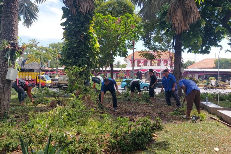 Petugas dari Dinas Lingkungan Hidup terlihat memperbaiki tanaman yang rusak di Taman Apsari Surabaya pada Selasa (19/8/2025) pagi | Foto: Ist