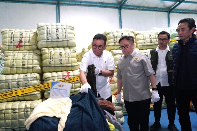 Ekspose pengungkapan tekstil impor diduga ilegal di Kabupaten Bandung, Jawa Barat, Selasa (19/8/2025) | Foto: Hum Kemendag