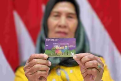 Ilustrasi: Warga penerima bantuan sosial Kartu Lansia Jakarta (KLJ) | Foto: dok. Pemprov DKI