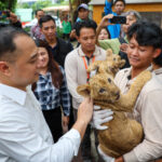 Wali Kota Surabaya, Eri Cahyadi, saat melakukan kunjungan ke KBS pada Jumat (8/8/2025) | Foto: dok. Kominfo Surabaya
