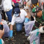 Aksi bersih-bersih di Desa Terate, Kecamatan Kramatwatu, Kabupaten Serang, Banten, Sabtu (20/9/2025) | Foto: Hum KLH