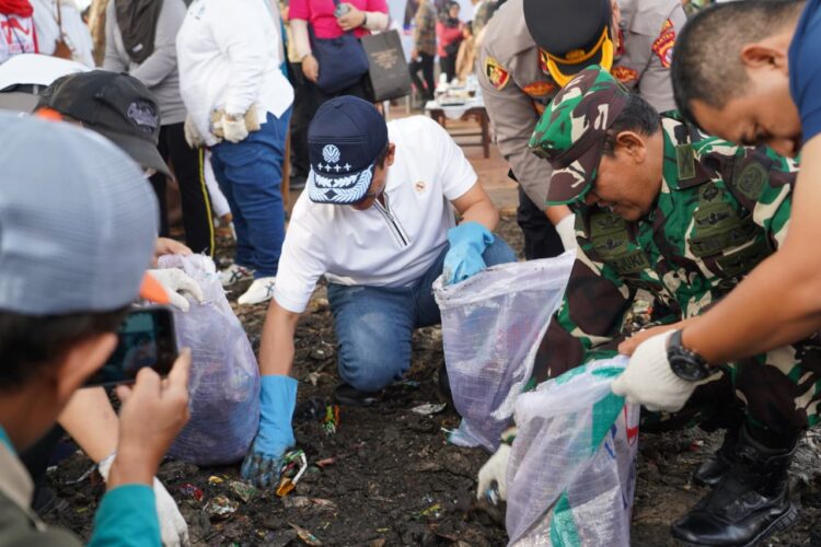 Aksi bersih-bersih di Desa Terate, Kecamatan Kramatwatu, Kabupaten Serang, Banten, Sabtu (20/9/2025) | Foto: Hum KLH
