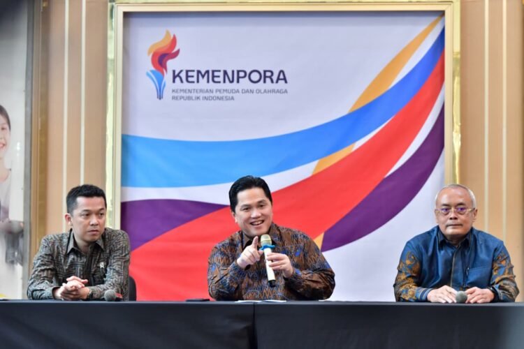 Menteri Pemuda dan Olahraga (Menpora) RI, Erick Thohir (tengah) saat memberikan keterangan di Kemenpora, Jakarta, Selasa (23/9/2025) | Sumber Foto: Kemenpora