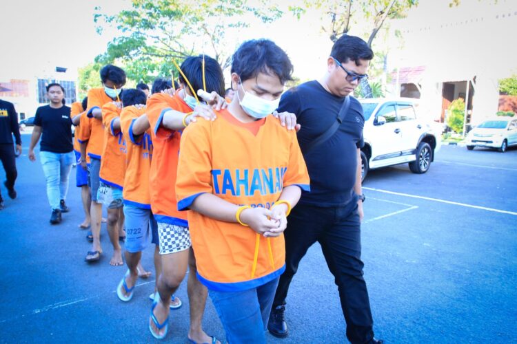Sejumlah tersangka tampak digelandang oleh anggota kepolisian di Mapolda Jawa Timur, Jumat (5/9/2025) | Foto: Ariandi K/BI