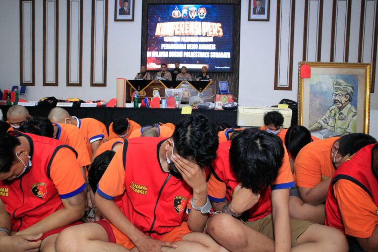 Konferensi pers terkait penanganan kasus kerusuhan akhir Agustus 2025 di Surabaya, yang berlangsung di Mapolda Jawa Timur, Jumat (5/9/2025) | Foto: Ariandi K/BI