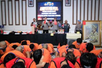 Konferensi pers ungkap kasus kerusuhan dan pembakaran Gedung Negara Grahadi di Mapolda Jawa Timur, Jumat (5/9/2025) | Foto: Ariandi K/BI