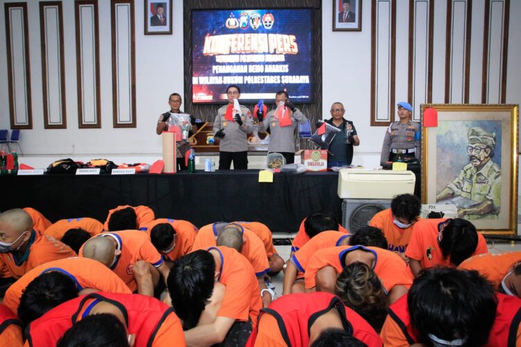 Konferensi pers ungkap kasus kerusuhan dan pembakaran Gedung Negara Grahadi di Mapolda Jawa Timur, Jumat (5/9/2025) | Foto: Ariandi K/BI