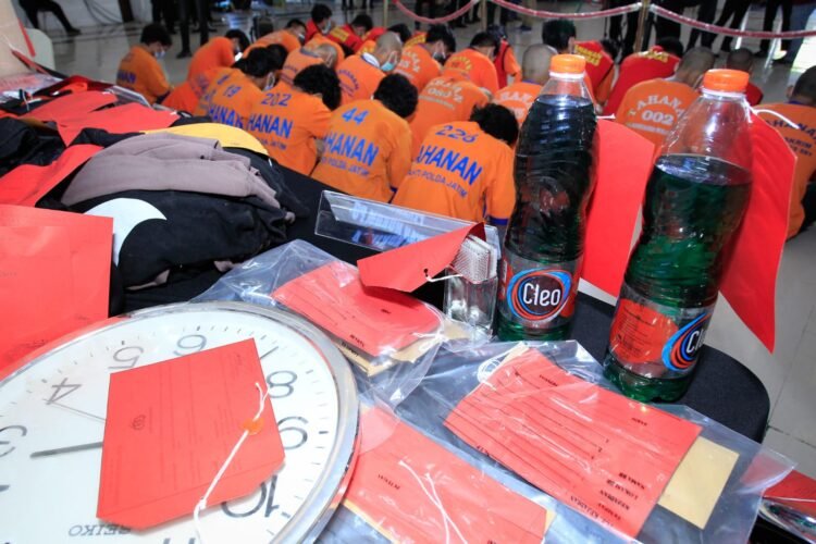 Polda Jawa Timur mengamankan sejumlah barang bukti dalam aksi kerusuhan di Kota Surabaya pada akhir Agustus 2025 | Foto: Ariandi K/BI