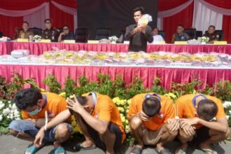 Konferensi pers ungkap kasus peredaran narkoba jaringan Kalimantan–Jawa di Mapolrestabes Surabaya, Selasa (9/9/2025) | Foto: Dimas AP/BI