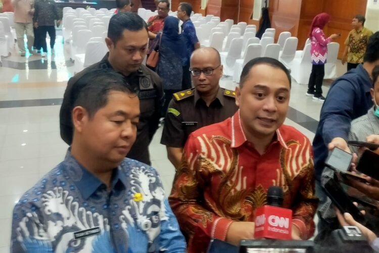 Direktur Jenderal Dukcapil Kemendagri, Teguh Setyabudi (kiri) bersama Wali Kota Eri Cahyadi, usai Rapat Koordinasi Monitoring Kamtibmas di Graha Sawunggaling, Surabaya, Kamis (11/9/2025) | Foto: Dna/Bicara Indonesia