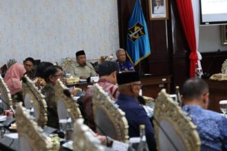 Wakil Ketua Komisi X DPR RI, Lalu Hadrian Irfani, saat menggelar pertemuan dengan jajaran Pemkot Surabaya di Balai Kota Surabaya, Kamis (18/9/2025) | Foto: Dimas AP/Ist