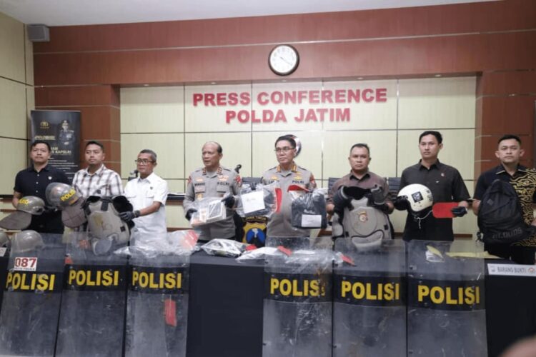 Konferensi pers perkembangan kasus aksi anarkis di 10 wilayah Jawa Timur, yang digelar di Gedung Bidhumas Polda Jatim, Kamis (19/8/2025) | Sumber Foto: Bidhum Polda Jatim