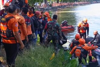 TIM SAR gabungan saat melakukan evakuasi salah satu korban tenggelam di Sungai Brantas Surabaya, Senin (22/9/2025) siang | Foto: Ist/Dimas AP