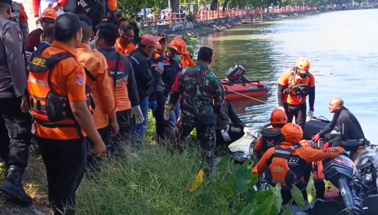 TIM SAR gabungan saat melakukan evakuasi salah satu korban tenggelam di Sungai Brantas Surabaya, Senin (22/9/2025) siang | Foto: Ist/Dimas AP