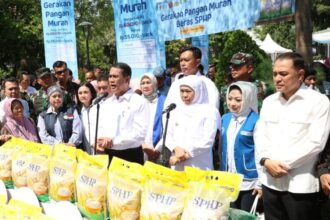 Menteri Pertanian Andi Amran Sulaiman, didampingi Gubernur Jawa Timur Khofifah Indar Parawansa, dan Wali Kota Surabaya Eri Cahyadi, saat meninjau GPM di Taman 10 Nopember, Surabaya, Selasa (23/9/2025) | Foto: Pr/Istimewa