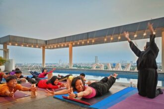 Yoga for Deaf di area kolam renang Hotel Midtown Residence Jalan Raya Ngagel No. 123 Surabaya, Jumat (26/9/2025) | Foto: Pr/Midtown Hotel Indonesia