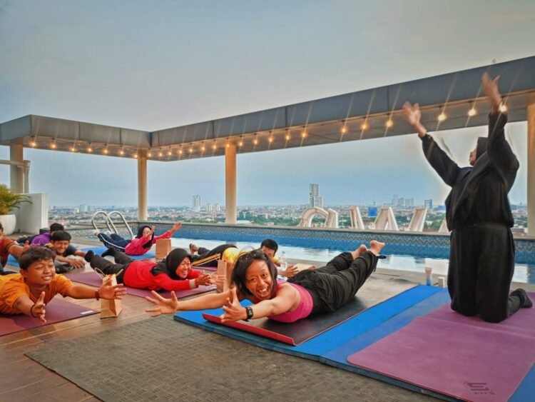 Yoga for Deaf di area kolam renang Hotel Midtown Residence Jalan Raya Ngagel No. 123 Surabaya, Jumat (26/9/2025) | Foto: Pr/Midtown Hotel Indonesia
