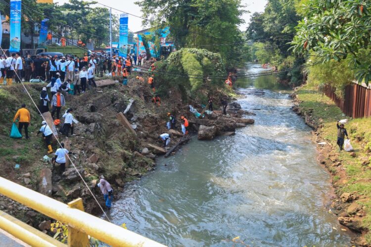 Aksi bersih-bersih Sungai Cipinang, Jakarta Timur, dalam rangka Peringatan Hari Sungai Sedunia 2025 pada Sabtu (27/9/2025) | Foto: dok. KLH/BPLH
