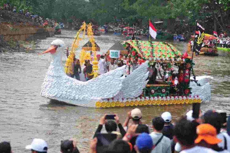 Festival Parade Perahu Cinta Lingkungan (Cilung) 2025, di kawasan Jalan Inspeksi, MT Haryono, Jakarta Selatan, Minggu (28/9/2025) | Foto: Kominfotik DKI