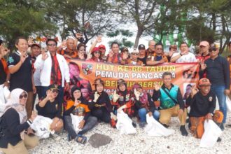 Aksi bersih-bersih di kawasan Pantai Kenjeran, Selasa (30/9/2025) | Foto: Ist/Dimas AP
