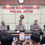Kabid Humas Polda Jatim, Kombes Pol Jules Abraham Abast (tengah) dalam konferensi pers di Mapolda Jatim, Senin (1/9/2025) malam | Foto: Hum Polda Jatim