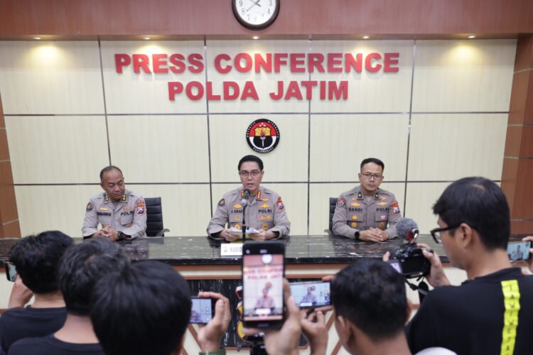 Kabid Humas Polda Jatim, Kombes Pol Jules Abraham Abast (tengah) dalam konferensi pers di Mapolda Jatim, Senin (1/9/2025) malam | Foto: Hum Polda Jatim