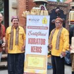 Dari kiri: KRA Rivo Cahyono Setyonegoro, saat sertifikasi kurator keris melalui LSP Perkerisan Indonesia di Bali | Foto: Istimewa/Dap