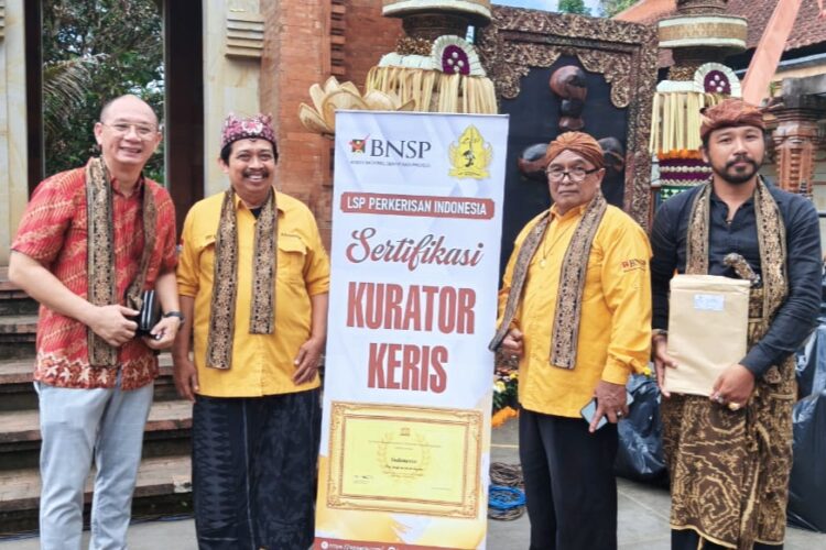 Dari kiri: KRA Rivo Cahyono Setyonegoro, saat sertifikasi kurator keris melalui LSP Perkerisan Indonesia di Bali | Foto: Istimewa/Dap