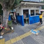 Polwan Polda Metro Jaya membersihkan sejumlah pos polisi yang mengalami kerusakan pasca unjuk rasa, Senin (1/9/2025) | Sumber Foto: dok. Hum PMJ
