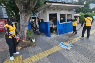 Polwan Polda Metro Jaya membersihkan sejumlah pos polisi yang mengalami kerusakan pasca unjuk rasa, Senin (1/9/2025) | Sumber Foto: dok. Hum PMJ