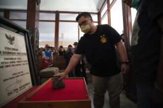 Bupati Kediri, Hanindhito Himawan Pramana (Mas Dhito) secara simbolis mengembalikan fragmen Kepala Ganesha ke Museum Bagawanta Bhari, Jumat (5/9/2025) | Foto: dok. Pemkab Kediri