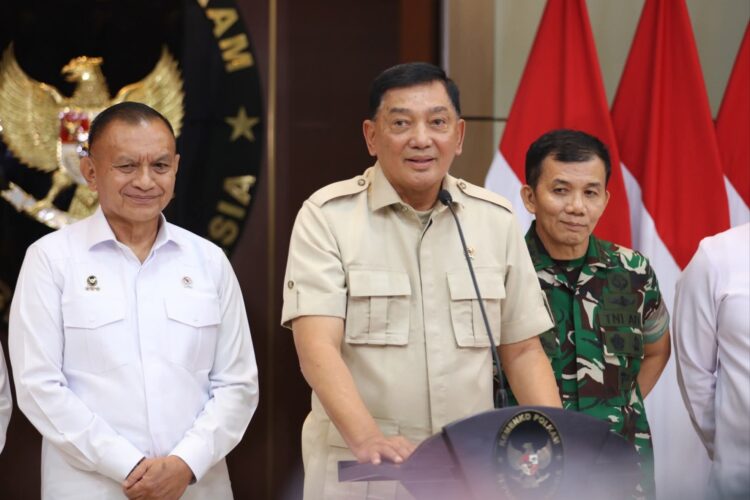 Menko Polkam ad interim, Sjafrie Sjamsoeddin (tengah), dalam sesi konferensi pers usai rapat di Kantor Kemenko Polkam, Selasa (9/9/2025) | Foto: Kemenko Polkam