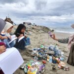 Ilustrasi para siswa tengah belajar di pesisir pantai | Foto: dok. Kemendikdasmen
