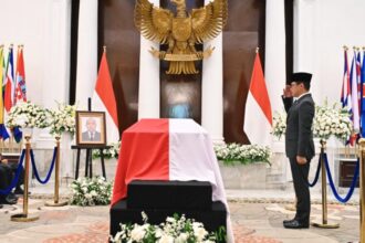Menteri Luar Negeri RI, Sugiono, memberikan penghormatan terakhir kepada almarhum Zetro Leonardo Purba | Foto: dok. Kemlu RI