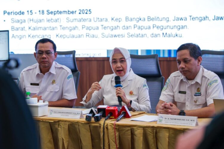 Kepala BMKG, Dwikorita Karnawati (tengah), dalam konferensi pers di Jakarta | Foto: dok. BMKG
