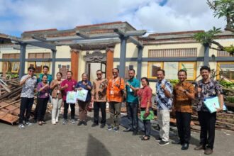 Rombongan dari Kemendikdasmen RI saat meninjau langsung lokasi sekolah terdampak banjir di Bali, Kamis (11/9/2025) | Foto: dok. Hum Dikdasmen