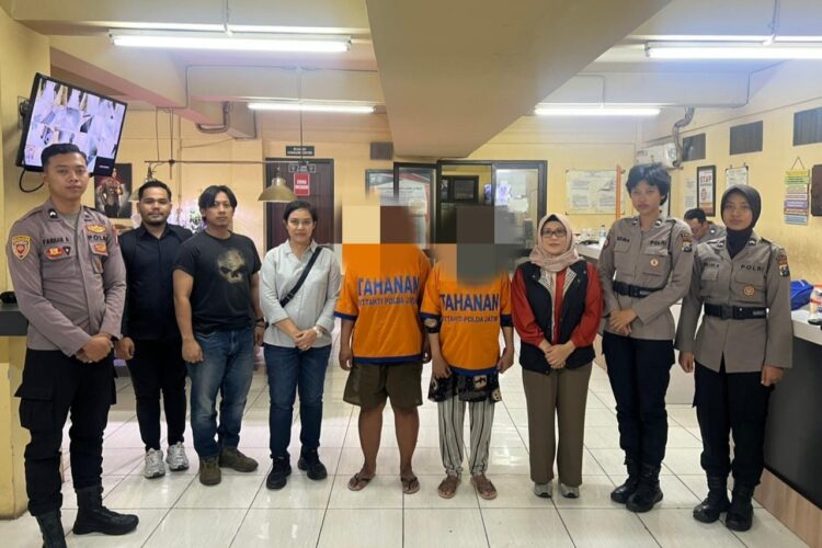 Kedua tersangka saat diamankan oleh pihak kepolisian | Foto: dok. Polri