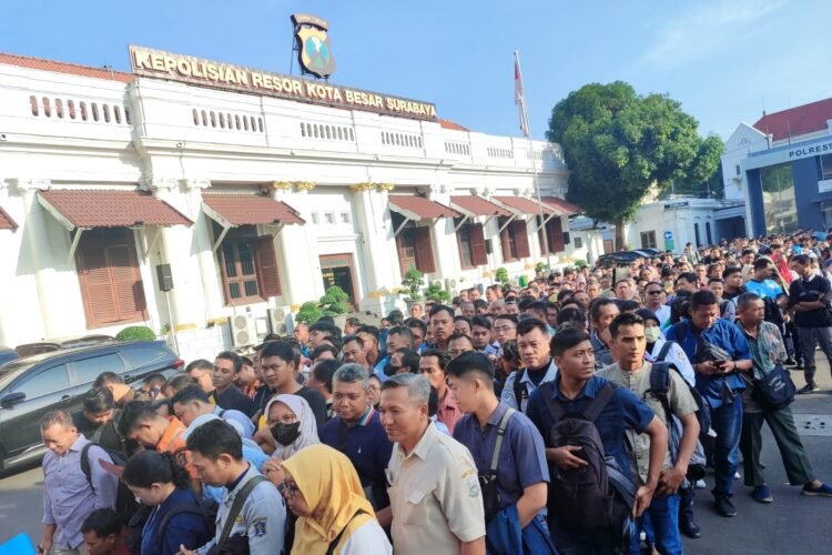 dok. Ratusan warga memadati halaman Polrestabes Surabaya untuk mengurus Surat Keterangan Catatan Kepolisian (SKCK) sebagai syarat PPPK Paruh Waktu, Senin (15/9/2025) | Foto: Bar/Ist