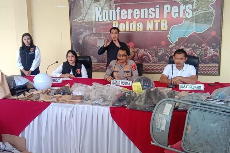 Konferensi pers ungkap kasus terkait dengan pengrusakan dan penjarahan di Mapolda NTB, Rabu (17/09/2025) | Foto: Hum Polda NTB