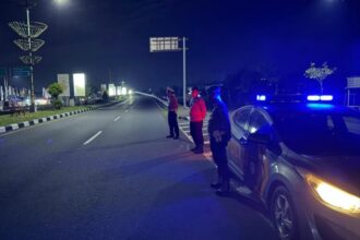 Ilustrasi: Petugas kepolisian melakukan pengamanan saat malam hari | Sumber Foto: dok. Polri