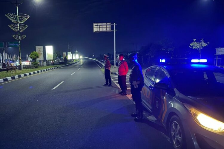 Ilustrasi: Petugas kepolisian melakukan pengamanan saat malam hari | Sumber Foto: dok. Polri