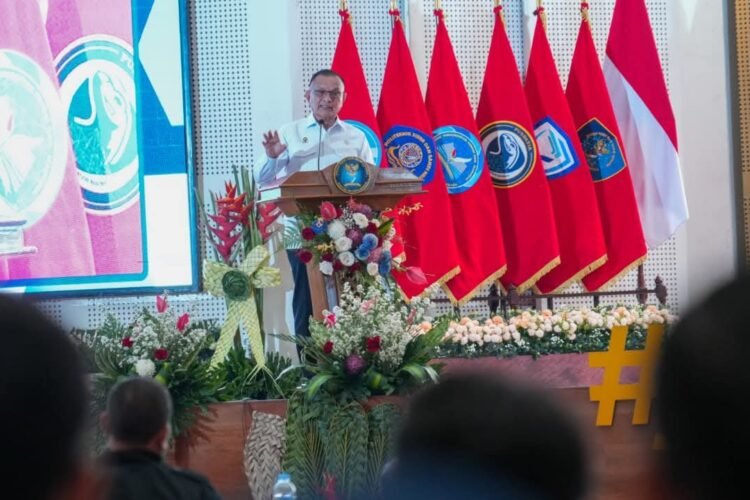 Wamenko Polkam, Letjen TNI (Purn) Lodewijk Freidrich Paulus, saat menjadi pembicara pada Rakor Nasional Penyelenggaraan Perlindungan Infrastruktur Informasi Vital di Depok, Jawa Barat, Selasa (23/9/2025) | Sumber Foto: Kemenko Polkam