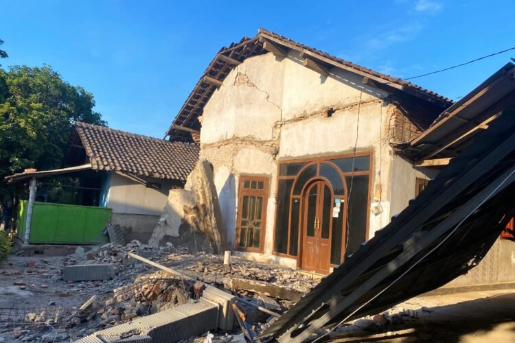 Kondisi salah satu rumah di Kabupaten Situbondo yang mengalami kerusakan akibat gempa bumi magnitudo 5,7 pada Kamis (25/9/2025) sore | Sumber Foto: Pemkab Situbondo