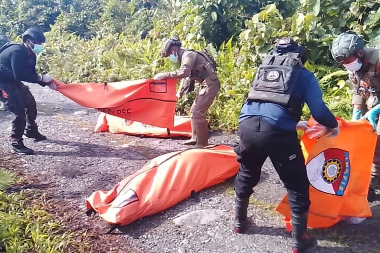 Aparat melakukan evakuasi dua jenazah pendulang emas | Foto: dok. Hum Polri